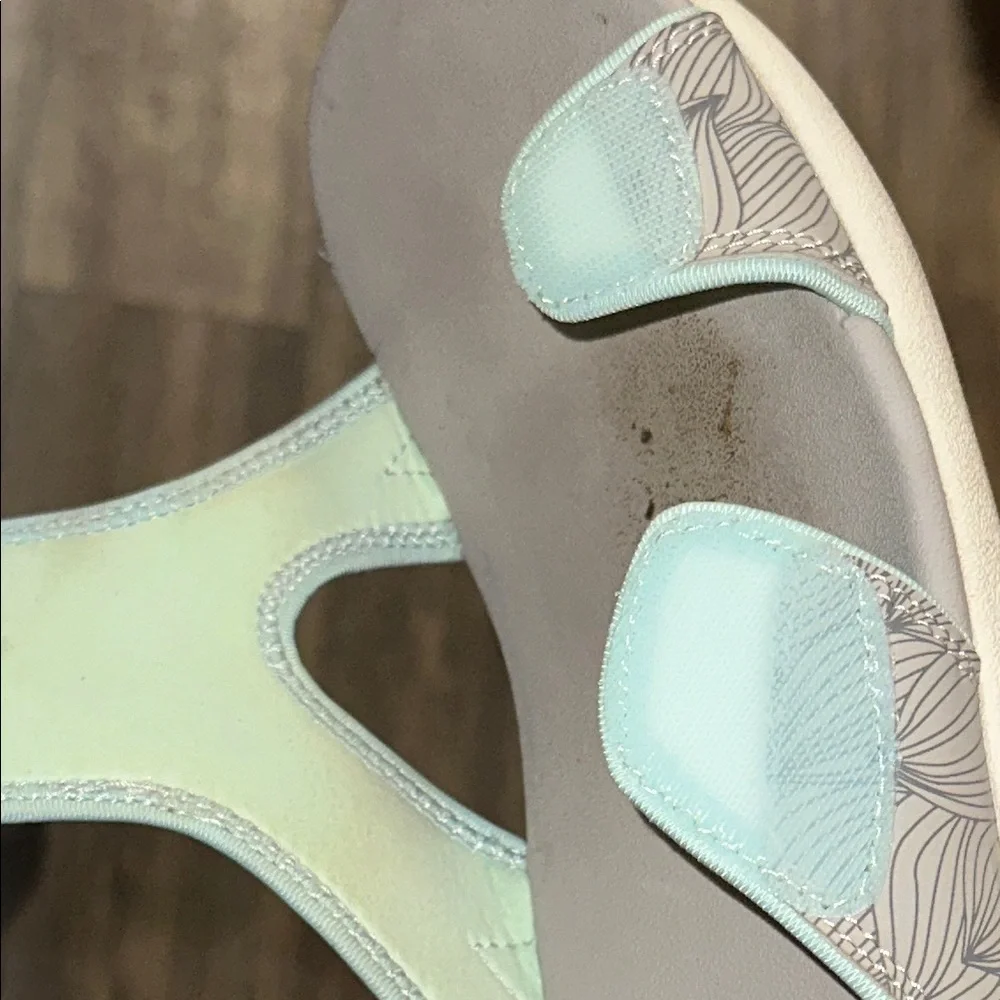 Spenco wave Gray and White Slide Sandals
